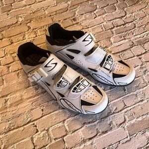 Ladies spin shoes size 40